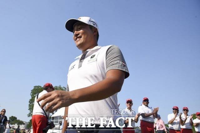 마지막 18번홀 그린으로 박수를 받으며 들어서는 이경훈./매키니=AP.뉴시스