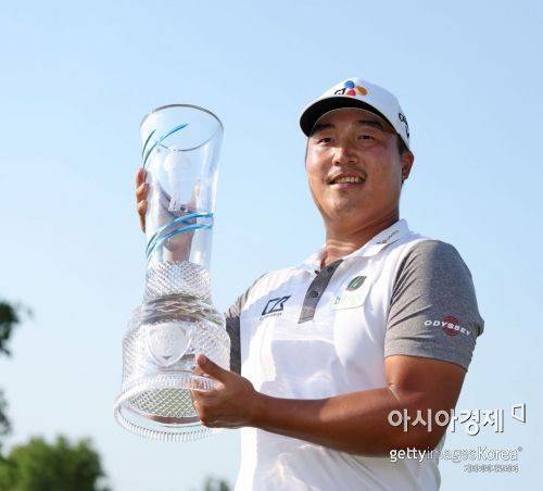 이경훈이 AT&T바이런넬슨 우승 직후 트로피를 들고 환호하고 있다. 맥키니(미국)=Getty images/멀티비츠