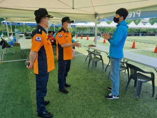 16일 문희준 서부소방서장이 현장을 방문해 화재안전경영컨설팅을 실시하고 있다. 사진=광주 서부소방서 제공.