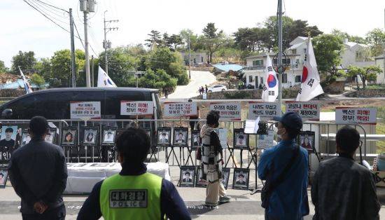 15일 오전 경남 양산시 하북면 평산마을 문재인 전 대통령 내외 사저 일대에 코로나19 백신 피해자 모임 집회가 열리고 있다. [이미지출처=연합뉴스]