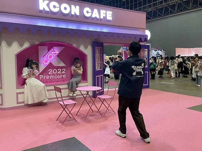 15일 일본 지바현의 대형 전시컨벤션 센터 '마쿠하리 메세'에서 개최된 '케이콘 2022 프리미어 인 도쿄'에서 관람객들이 인증샷을 찍고 있다./지바=최은경 특파원