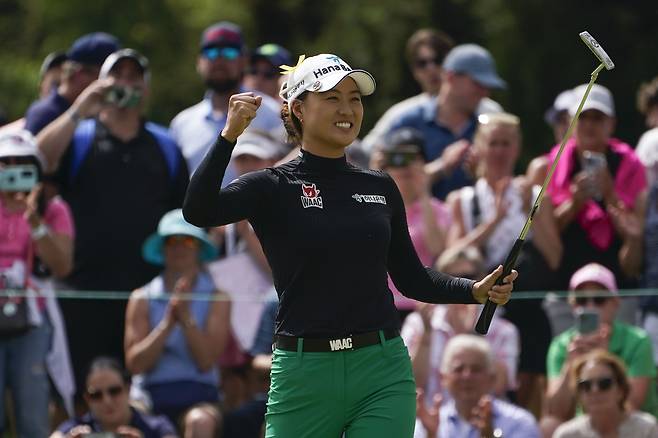 이민지가 16일 미국 뉴저지주 클리프턴의 어퍼 몽클레어 컨트리클럽에서 열린 LPGA 투어 코그니전트 파운더스컵 4라운드 18번홀(파4)에서 버디 퍼트를 넣고 우승을 확정한 뒤 주먹을 불끈 쥐며 기뻐하고 있다./AP 연합뉴스