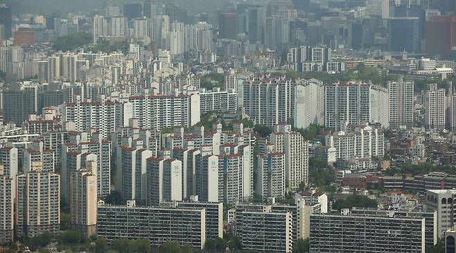 한국부동산원에 따르면 지난 3월 서울의 40㎡ 이하 아파트 매매 건수는 349건으로 전체 아파트(1236건)의 28.2%를 차지했다. 2006년 집계 이래 역대 최대다. 사진은 지난 6일 서울 63스퀘어에서 바라본 시내 아파트 모습. /연합뉴스