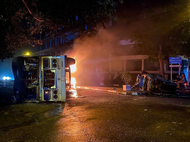 스리랑카 총리 관저 주변서 불타는 정부 지지 시위대 버스 /AFP=연합뉴스