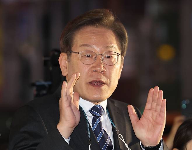 인천 계양을 국회의원 보궐선거에 출마한 이재명 더불어민주당 총괄상임선거대책위원장이 16일 오후 서울 마포구 홍대 앞에서 시민들에게 송영길 서울시장 후보 지지를 호소하고 있다. /연합뉴스