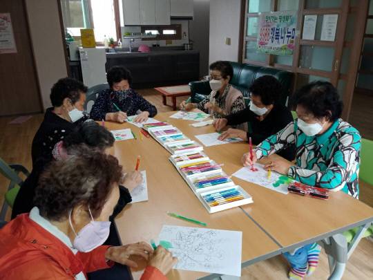 음성군은 지역 내 402개소 등록경로당에 4억 원을 투입해 경로당 입식 좌석 개선사업을 완료했다.  사진=음성군 제공