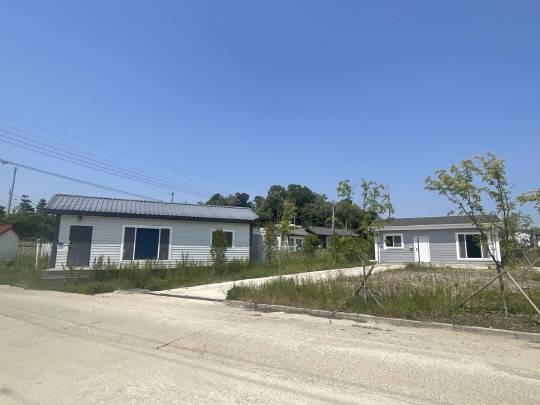 지난해 투기 의혹이 불거진 천안아산 R&D 집적지구 조성 사업 예정지 아산시 탕정면 매곡리 일대에 세워진 조립식 건물들. 사진=박하늘 기자