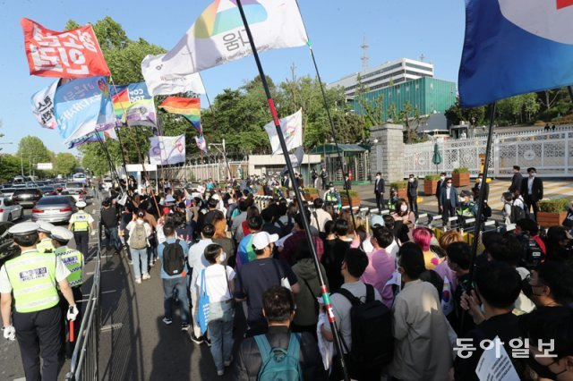 14일 오후 5시 반경 ‘성소수자차별반대 무지개행동’ 회원 등 500여 명이 윤석열 대통령 집무실이 위치한 서울 용산구 국방부 
정문 앞 10m 거리에서 행진하고 있다. 시위대 오른편엔 선글라스를 쓴 양복 차림의 경찰관들이 정문을 지키고 있다. 시위대 
양옆으론 성인 허리 높이의 철제 차단벽이 설치됐다. 안철민 기자 acm08@donga.com