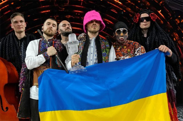 14일 ‘2022년 유로비전 대회’에서 우승한 우크라이나 6인조 밴드 칼루시 오케스트라가 우승 직후 우크라이나 국기를 들어 보이고 있다. 토리노=AP 뉴시스
