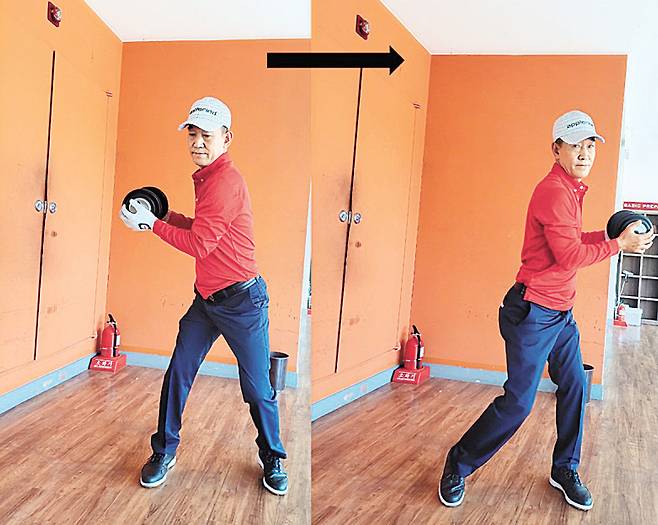 60대 프로골퍼 김종덕이 아령(덤벨)을 이용해 유연성과 근력 강화에 효과적인 보디턴 운동을 하고 있다. 김종덕 제공