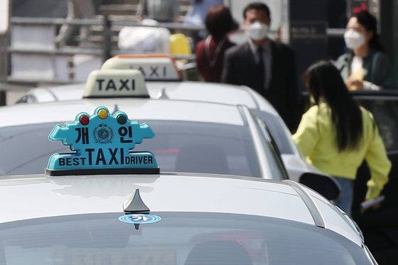 서울시가 사회적 거리두기 해제에 따른 심야 택시 승차난 해소를 위해 20일부터 현행 3부제로 운영되는 개인택시의 부제를 ‘오후 9시~다음 날 오전 4시’까지 일시 해제한다. 2022.4.20/뉴스1