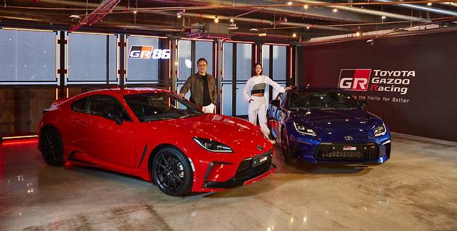 타케무라 노부유키 토요타코리아 사장(왼쪽)이 GR 86을 소개하고 있다.