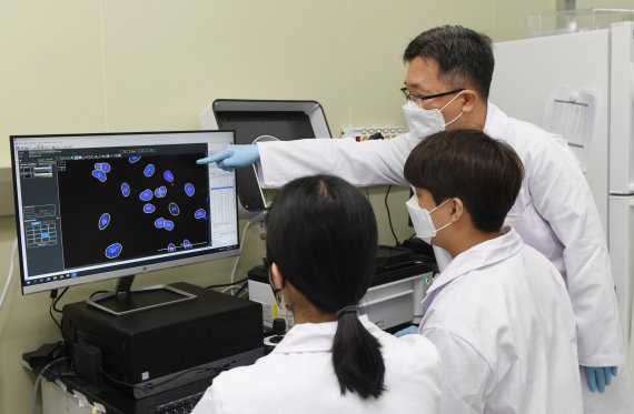 표준과학연구원 바이오분석표준그룹 최준혁 박사(오른쪽)가 연구진과 함께 세포를 발암물질에 노출 후 DNA 손상을 확인하고 있다. 표준과학연구원 제공
