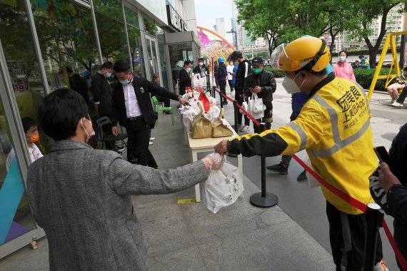 Couriers wait to pick up food delivery orders outside a shopping mall where most shops are closed, amid the coronavirus disease (COVID-19) outbreak in Beijing, China, May 9, 2022. REUTERS/Thomas Suen /REUTERS/뉴스1 /사진=뉴스1 외신화상