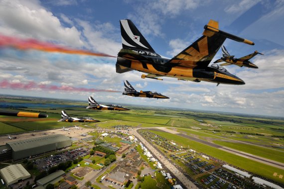 지난 2012년 6월 30일(현지시간) 영국 '와딩턴 에어쇼'에서 비행하고 있는 공군 블랙이글스의 모습. 사진=공군 제공