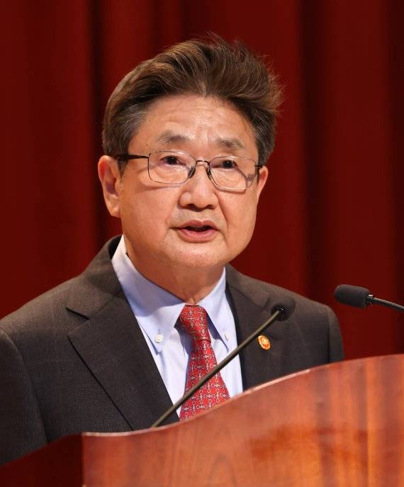 박보균 신임 문화체육관광부 장관이 16일 세종시 정부세종청사 15동 문체부 대강당에서 열린 취임식에서 취임사를 하고 있다. /사진=문화체육관광부