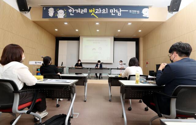 지난해 5월31일 오후 서울 마포 한겨레 청암홀에서 후원회원 대상 첫 오프라인 행사를 열려 <탐사보도와 후원미디어의 미래>를 주제로 류이근 방준호 기자가 토크콘서트를 하고 있다. 박종식 기자 anaki@hani.co.kr