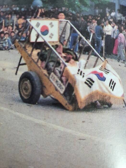 1980년 5월21일 광주 금남로로 시민들이 끌고 온 손수레 안에 주검이 실려 있다. 이 사진은 천주교 광주대교구 정의평화위원회가 1987년 5월에 낸 <1980년 광주민중항쟁 기록사진집>에 실려 있다. 5·18기념재단 제공