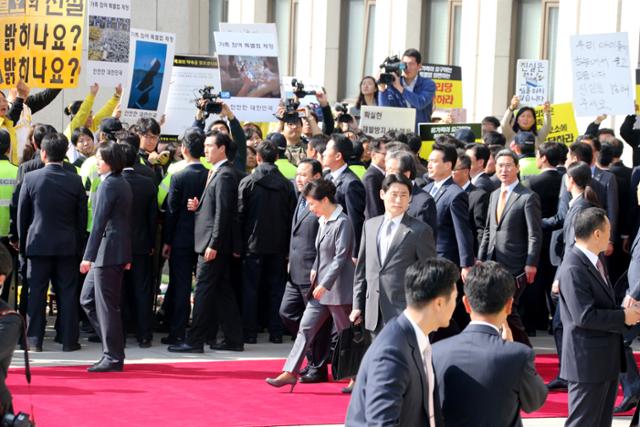 2014년 10월 29일 박근혜 전 대통령이 국회에서 시정연설을 마친 뒤 세월호 유가족 대표들이 피켓시위를 벌이고 있는 본청 앞을 지나가고 있다. 배우한기자