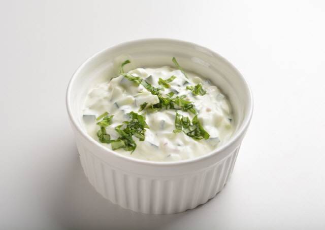 오이피클 등 절인 채소를 넣은 사워크림은 콜레스테롤 수치를 낮추고, 항산화 특성을 향상시킨다는 연구 결과가 나왔다./사진=게티이미지뱅크