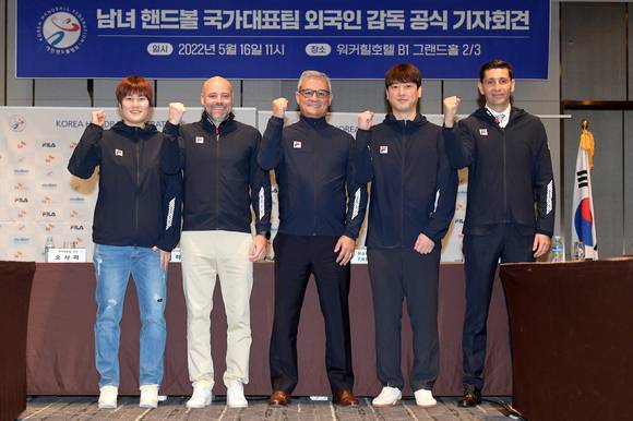 16일 워커힐호텔에서 열린 남녀핸드볼국가대표팀 감독 선임 기자회견에서 감독, 코칭스태프, 선수단 대표가 한 자리에 모여 포즈를 취하고 있다. [사진=대한핸드볼협회]