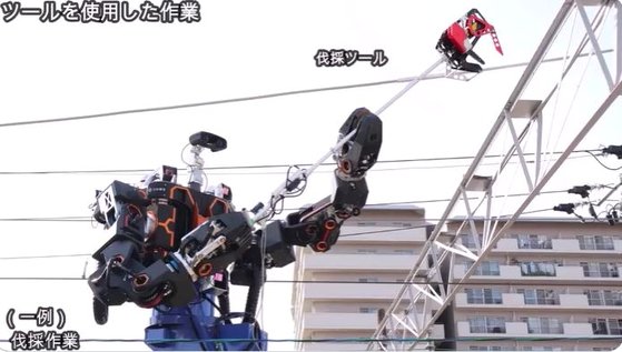 JR서일본은 철로 작업 등에 로봇을 활용하기 위해 실증작업에 나섰다. 사람 손이 쉽게 닿지 않는 높이에서 작업을 하는 로봇 모습을 지난달 공개하기도 했다. 사진 JR서일본 트위터 영상 캡처.