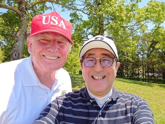 2019년 5월 26일 아베 신조 당시 일본 총리가 일본을 방문한 도널드 트럼프 미국 대통령과 함께 골프장에서 찍은 셀피를 SNS에 공개했다. [로이터=연합뉴스]