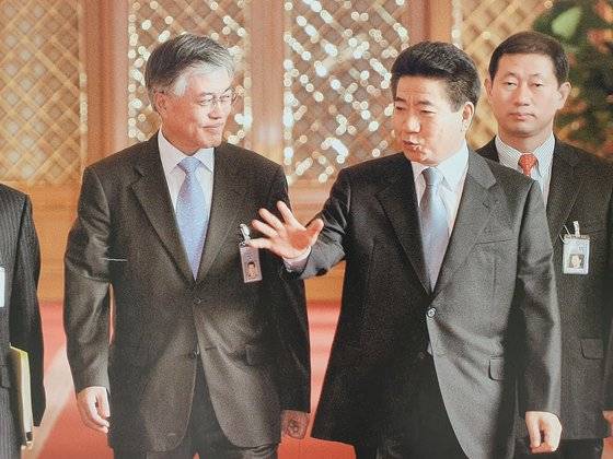 경남 김해시 진영읍 봉하마을 묘역 인근 야외전시대에 게시돼 있는 사진. 고(故) 노무현 전 대통령과 문재인 전 대통령이 참여정부 시절 청와대에서 함께 근무하던 모습이 담겨 있다. 안대훈 기자