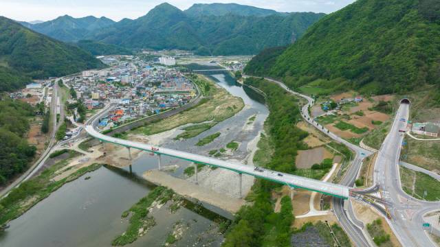 ▲ 정선읍 애산리에서 덕송교차로 지점을 잇는 정선3교가 7월 초 전면 개통된다.