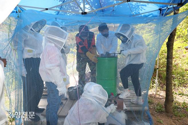 서울 관악구가 진행하는 ‘양봉교실’ 참가자가 지난 11일 벌집을 꺼내 채밀(꿀 뜨기)하기 위해 원심분리기를 돌리고 있다. |관악구 제공