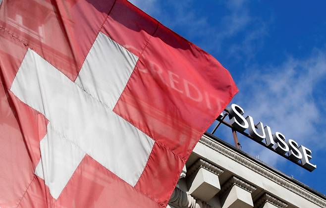 스위스은행 앞 나부끼는 스위스국기/로이터연합뉴스