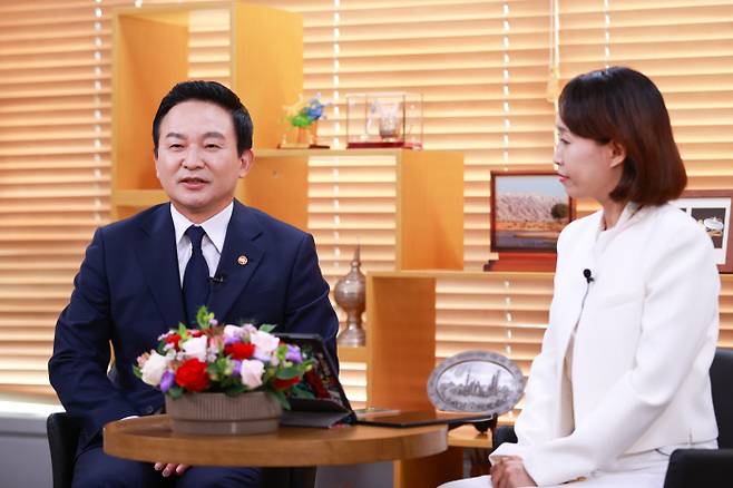 원희룡 국토교통부 장관이 16일 온라인 취임식에서 국민들의 질문에 답하고 있다. 국토교통부