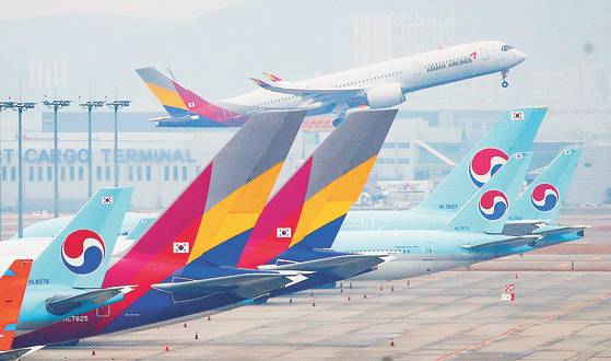 Korean Air Lines and Asiana Airlines' planes are stationed at Incheon International Airport. [YONHAP]