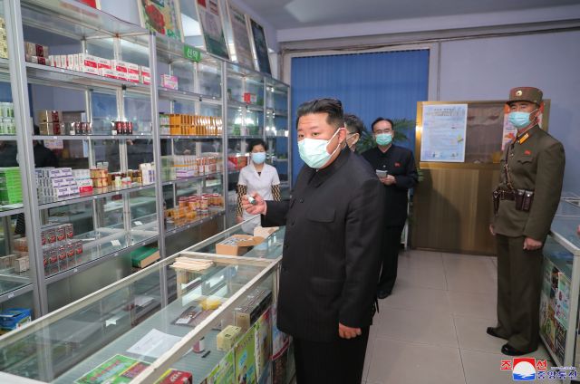 김정은 북한 국무위원장이 마스크를 쓰고 평양시 안의 약국들을 찾아 의약품 공급실태를 직접 파악하고 있다. 조선중앙통신/연합뉴스