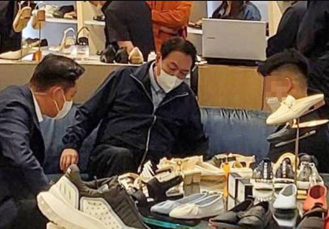 주말 백화점서 신발 구매 나선 윤석열 대통령. /사진=연합뉴스
