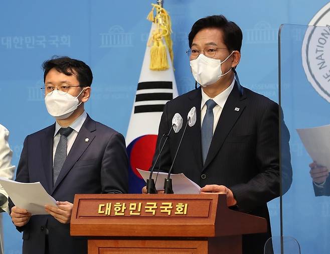 더불어민주당 송영길 서울시장 후보가 국회 소통관에서 `서울시민 위한 부동산 실사구시 정책 긴급 제안' 기자회견을 하고 있다. 2022. 5. 15. / 사진 = 연합뉴스