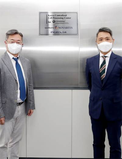 킴리아(노바티스) 한국 중앙 세포처리센터 개소식. 오른쪽부터 Joseph Liu 세포·유전자치료제 사업부 아시아클러스터 총괄 책임자(노바티스), 장종욱 이엔셀 대표이사. [사진 제공 = 이엔셀]