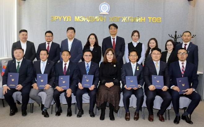 순천향대서울병원 이정재 병원장(오른쪽 앞줄 세번째)과 몽골 국립 제2병원 등 6개 주요 국립병원  관계자들이 업무협약을 맺고 기념사진을 촬영하고 있다.