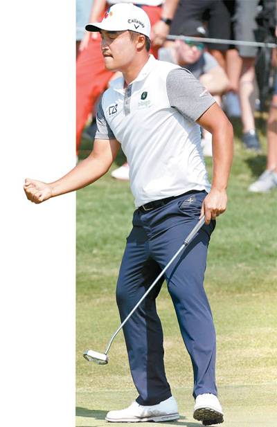 이경훈이 17번홀(파3)에서 위기를 극복하고 천금 같은 파 퍼트를 성공시킨 뒤 주먹을 불끈 쥐고 있다. [AFP = 연합뉴스]