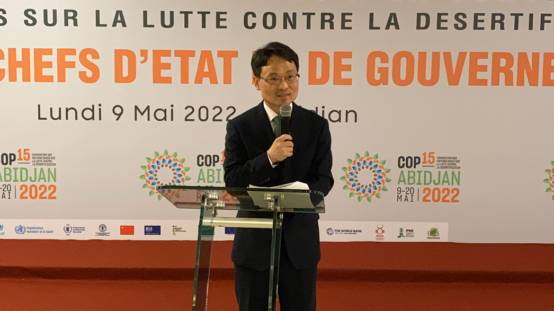 산림청은 지난 13일 열린 유엔사막화방지협약(UNCCD) 제15차 당사국총회(코트디부아르)에서 창원이니셔티브 10주년 기념행사를 개최했다. 사진은 박은식  산림청 국제산림협력관이 축사를 하고 있는 모습./사진제공=산림청