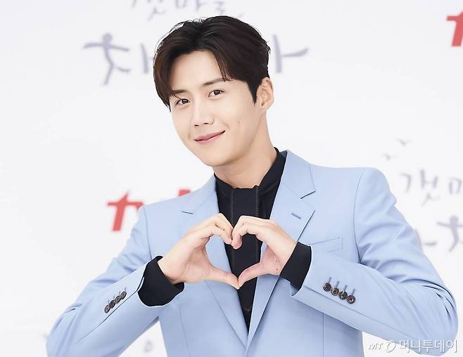 배우 김선호가 24일 오후 온라인으로 진행된 진행된 tvN 드라마 주말드라마 '갯마을 차차차' 제작발표회에 참석해 포토타임을 갖고 있다.  '갯마을 차차차'는 현실주의 치과의사 윤혜진과 만능 백수 홍반장이 짠내 사람내음 가득한 바닷마을 '공진'에서 벌이는 티키타카 힐링 로맨스로 오는 28일 첫방송된다. / 사진제공 = CJ ENM /사진=김창현 기자 chmt@