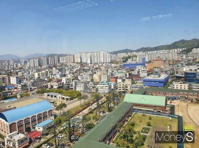 지난 4월 광주지역 아파트 매매가격은 상승세를 이어간 반면 전남은 하락세를 벗어나지 못한 것으로 나타났다.광주광역시 동구 전경/사진=머니S DB.