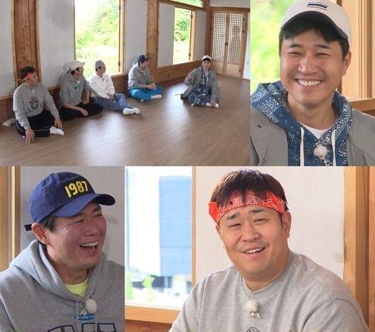 가수 김종민(오른쪽 위)이 어머니의 땅 매매로 손해를 본 사실을 털어놨다. /사진=KBS 제공