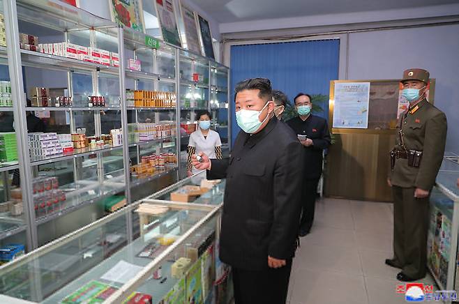 김정은 북한 국무위원장이 평양시 약국을 찾아 의약품 공급 실태를 직접 파악했다고 조선중앙통신이 16일 보도했다. 연합뉴스