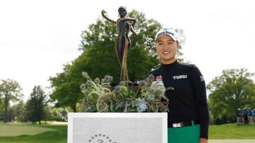 우승 트로피 앞에서 포즈를 취한 호주 교포 이민지. [사진=LPGA]