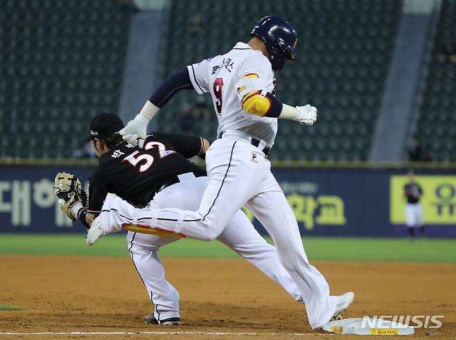 [서울=뉴시스] 권창회 기자 = 6일 오후 서울 송파구 잠실야구장에서 열린 '2022 KBO 리그' KT위즈와 두산 베어스의 경기, 3회 말 두산 페르난데스가 병살타로 아웃되고 있다. 2022.05.06. kch0523@newsis.com