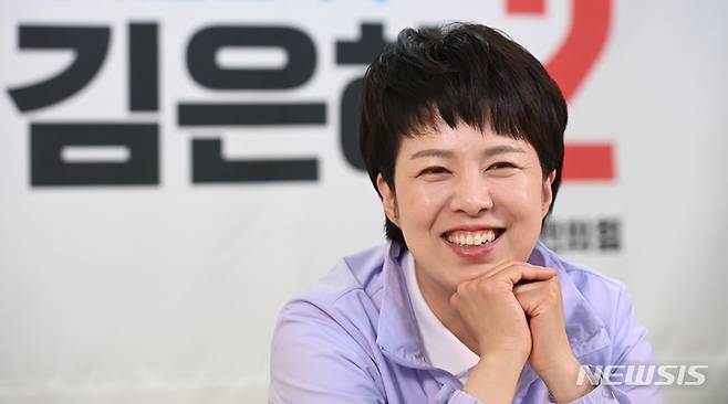 [수원=뉴시스] 김종택기자 = 김은혜 국민의힘 경기도지사 후보가 경기도 수원시 국민의힘 경기도당 선거 캠프에서 뉴시스와 인터뷰를 하고 있다. 2022.05.16. jtk@newsis.com
