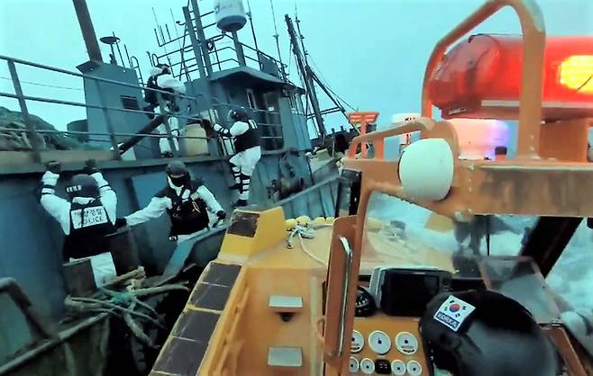 [목포=뉴시스] 불법조업 중국어선에 오르는 해경 대원들. (사진=목포해경 제공) 2022.05.16. photo@newsis.com *재판매 및 DB 금지