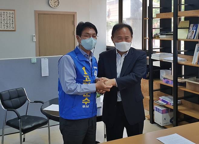 [고창=뉴시스] 이학권 기자 =16일 더불어민주당 전북 고창군수 경선에 참여했던 김만균(오른쪽) 후보가 경선 사무실에서 심덕섭(왼쪽) 고창군수 후보를 공개 지지한 후 기념 사진을 찍고 있다. 2022.05.16. un-0550@newsis.com *재판매 및 DB 금지
