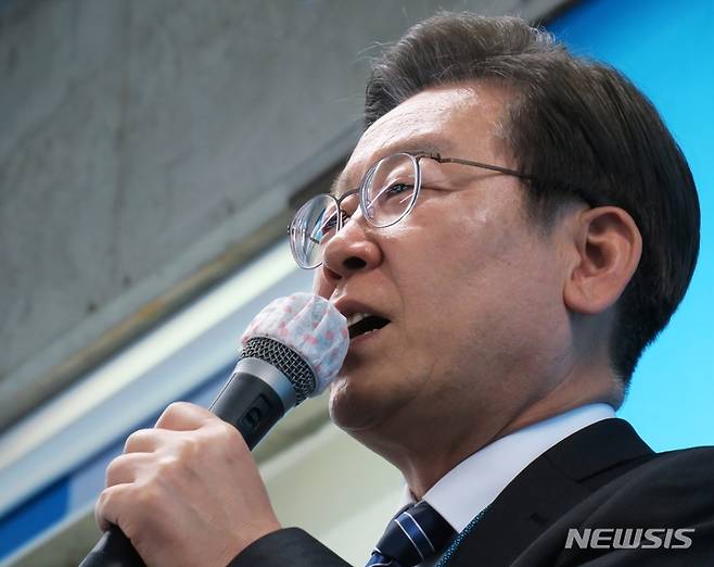 [인천=뉴시스] 김동영 기자 = 더불어민주당 이재명 총괄선거대책위원장이 16일 오후 인천 미추홀구 박남춘 인천시장 후보 선거사무소에서 열린 민주당 인천시 통합선대위 출범식에 참석해 발언을 하고 있다. 2022.05.16. dy0121@newsis.com